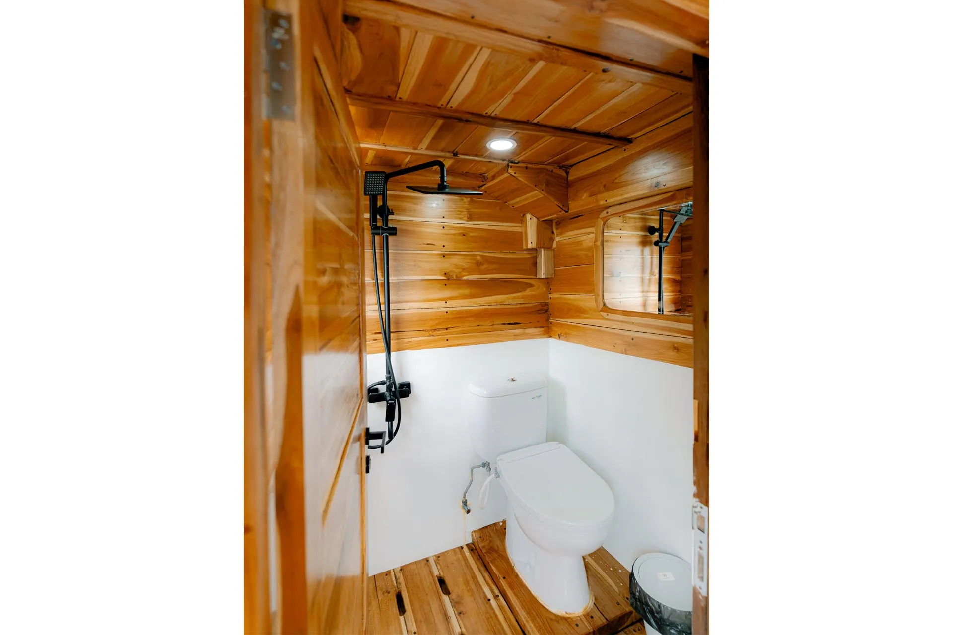 Bathroom_WaliloRoom_Master_Barakati Cruises