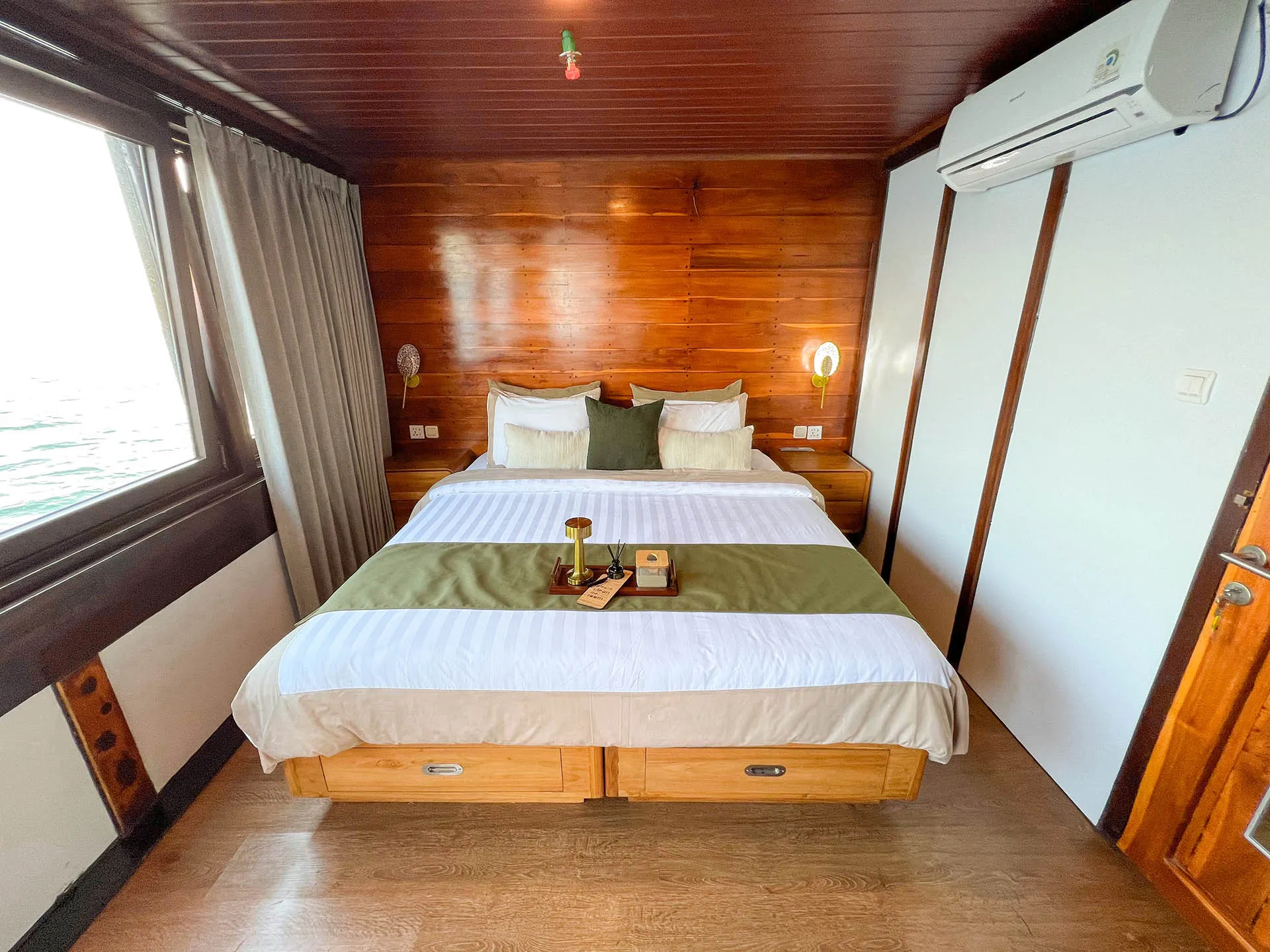 Bedroom_Deluxe Cabin_2_Neptune