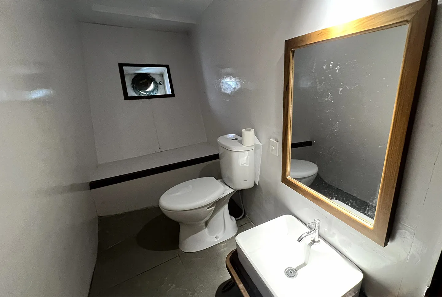 Bathroom 2 Superior Triple_Panrita Liveaboard