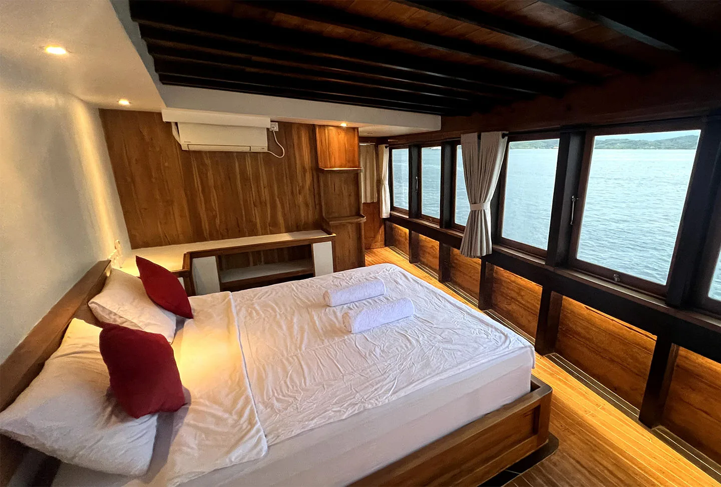 Bedroom 1 Master Cabin_Panrita Liveaboard
