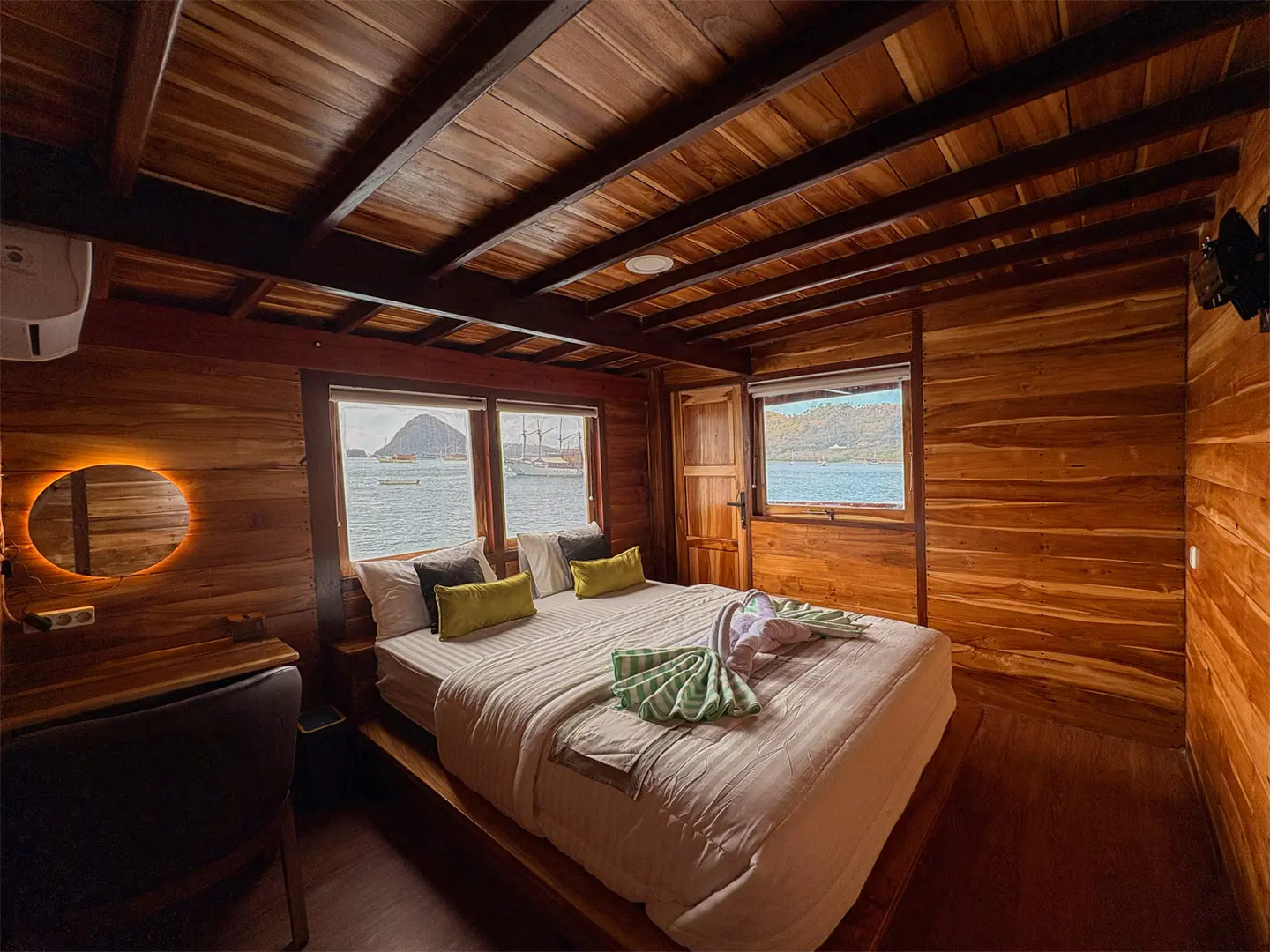Bedroom Master Balcony 1-Sundari Voyage